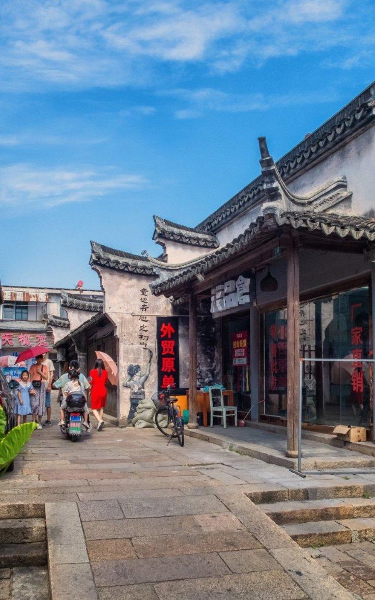 周星驰也拍微短剧了!官宣“九五二七剧场”,卖情怀还是下一春?